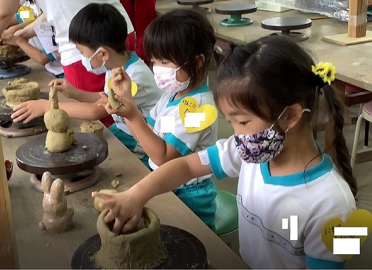 初めての陶芸体験！子ども達は真剣な眼差しで、お皿やコップなどを作っていましたよ。